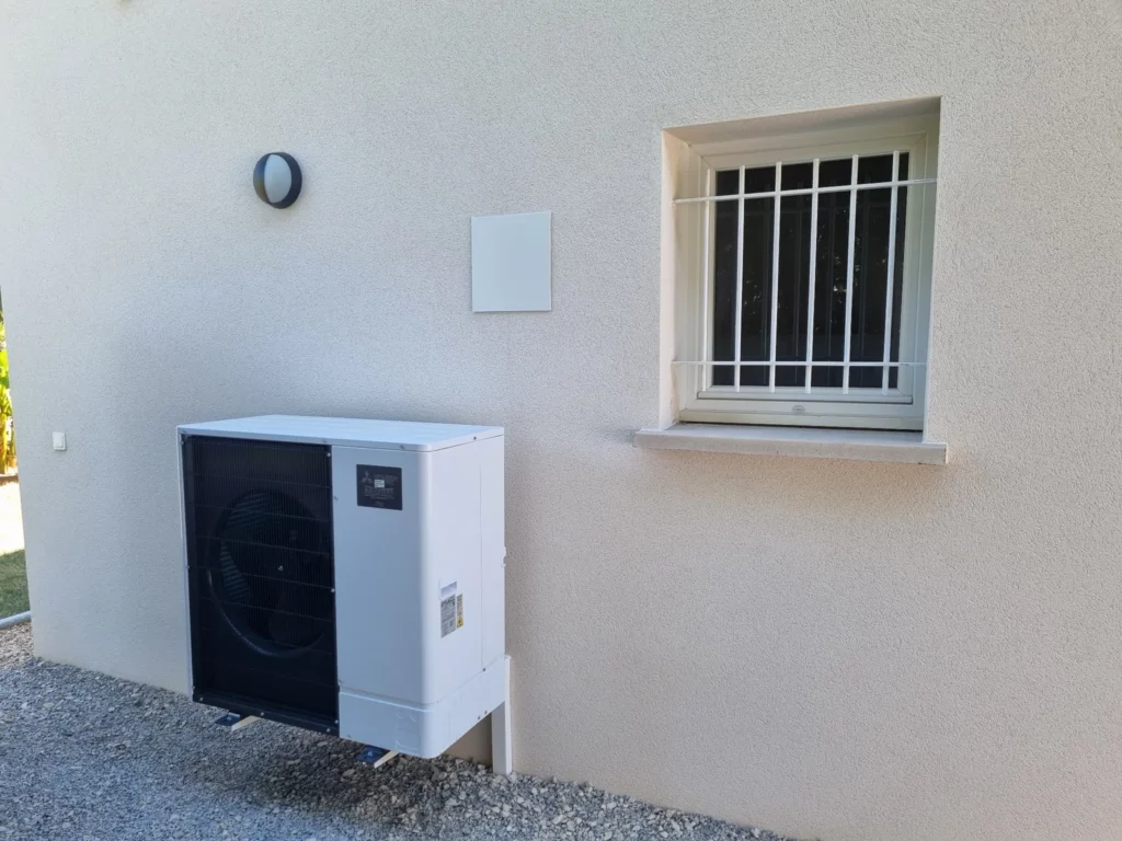 Pompe à chaleur extérieure en façade