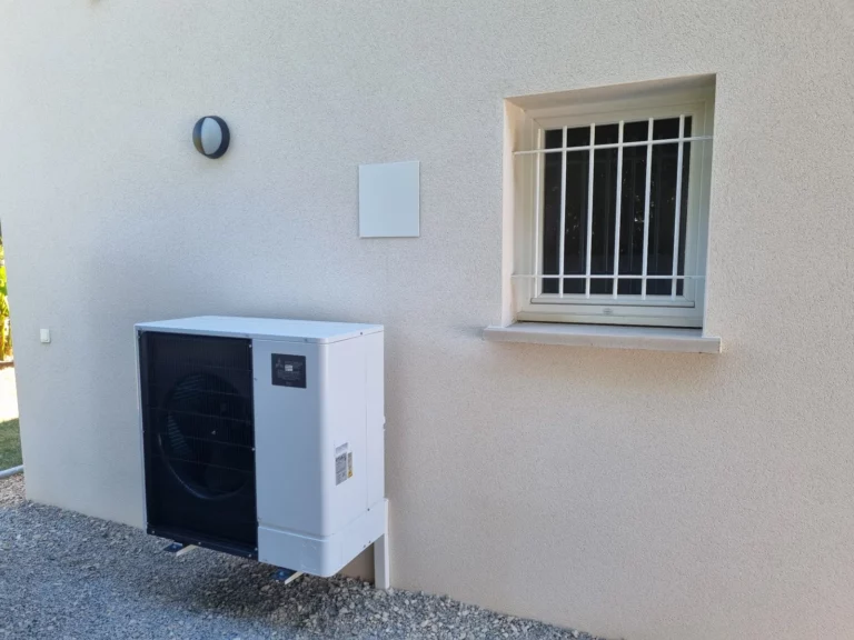Pompe à chaleur extérieure en façade