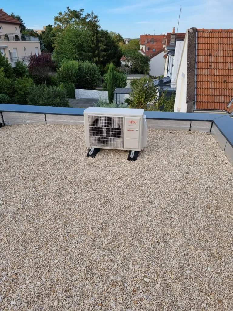 Unité extérieure installée sur une toiture-terrasse