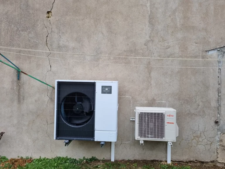 Deux unités extérieures de chauffage et climatisation