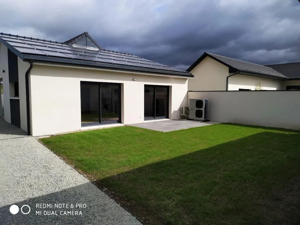 Panneaux solaires sur une maison contemporaine